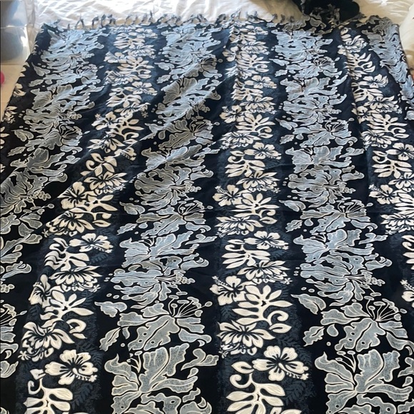 Floral Black and White Blanket - Picture 1 of 2